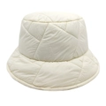 Detalle del gorro de pescador acolchado blanco crema con costuras geométricas suaves - M (56-58cm) / Blanco