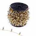 Nahaufnahme silberner Kegelperlen mit Goldsockel auf Spule für Weihnachtsbaumdekoration - Gold Basis - Silber