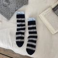 Calcetines de media pantorrilla a rayas azul marino y azul claro sobre ropa de cama - Negro