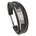 Dettaglio macro del bracciale in pelle intrecciata multistrato con chiusura magnetica uomo - caffè