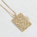 Vue macro d'un pendentif rectangulaire doré avec texture ondulée et zircons - Zirconia Blanc (XL2994-4)