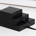 Set aus drei mattschwarzen Schmuck-Schweberahmen mit Litschi-Struktur und schwarzem Ziehband - 7*7*2cm / Struktur Schwarz