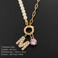 Collar de perlas de acero con colgante de letra M y dije de cristal rosa - Letra M