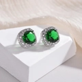 Elegantes pendientes plateados con circón verde redondo y halo de cristales cuadrados - Esmeralda