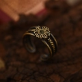 Vintage Sonnenblumen Ring aus Bronze mit Gänseblümchen-Details auf rustikalem Holz - Sonnenblumen-Stil (JZ-381) / Bronze