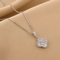 Collier trèfle argenté de luxe serti de zircons cubiques sur un tissu beige - 8963-argent