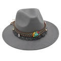 Dettaglio di cappello in feltro grigio con pietra turchese e fascia stile bohémien - Taglia unica (Tesa piatta) / Grigio chiaro