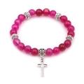 Detailansicht des rosa Perlenarmbands mit silbernem Kreuzanhänger und verzierten Perlen - Rosenrote Achat + Kreuz
