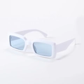 Retro-Sonnenbrille mit rechteckigem weißem Kunststoffrahmen und hellblauen Gläsern - WeiBer Rahmen Blaue Linse