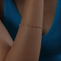 Boho-Armband aus Gold-Kreuzkette mit zarten rosa emaillierten Perlen für Damen - Rosa Emaille-Armband / 17+5cm