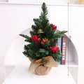 Dettaglio mini albero di Natale da 45cm con pigne, bacche e base in tela di iuta - Campana Bacca Rossa 45cm