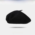 Klassische schwarze Wollbaske mit kleinem rotem Herzstick auf sauberem weißem Hintergrund - Schwarz