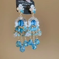 Dettaglio di orecchini floreali in argento S925 con pietra blu reale e nappe di perle - Ago d'argento / Blu