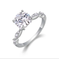 Klassischer 925er Silber Moissanit Ring mit rundem Hauptstein und Seitensteinen - US 7 / Klassischer Runder Vier-Krallen-Stil (R13622)