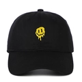 Klassische schwarze Baumwoll-Basecap mit gelber Bestickung eines schmelzenden Smileys - Verstellbar / Schwarz