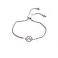 Detalle de pulsera ajustable de acero plateado con un lindo colgante de huella de pata - Colgante de Huella de Gato/Perro Hueco