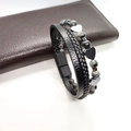 Dettaglio del cinturino in pelle intrecciata con ciondolo a cuore e chiusura magnetica - Bracciale a Cuore in Pietra Flash 21cm