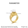 Detalle de anillo de acero dorado con perla de concha blanca y base con textura - US 6 / Dorado
