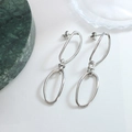 Pendientes de aro ovalados entrelazados de plata en acero inoxidable de estilo minimalista - Pendientes / Color Acero