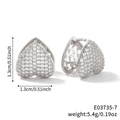 Dettaglio macro di orecchini a cuore con zirconi incastonati e dimensioni del prodotto - A Forma di Cuore (E03735-7) / Bianco K/Argento