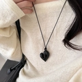 Collana minimalista con ciondolo a cuore nero su cordino, indossata su un maglione panna - Cuore 3D Nero (4# Collana-Nero)