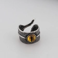 Anillo punk de acero inoxidable con diseño de pluma en plata vieja y un ojo de gato amarillo - US 7 / Ojo de Dragón Amarillo Estilo Pluma (KR44635-BD)