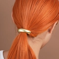 Fermaglio per coda di cavallo in metallo dorato lucido su capelli rosso arancio - Oro Lucido Liscio / Oro