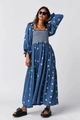 Detailaufnahme der Smok-Mieder und Gänseblümchen-Print am blauen Langarm-Kleid - Blau