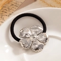 Elegante coletero negro para coleta con un gran adorno floral de metal plateado cepillado - Plata - Flor de Cinco Pétalos