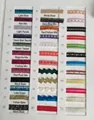 Détail de rubans scintillants multicolores et bordures en strass sur échantillonnage - Styles Personnalisables