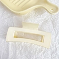 Pince à cheveux rectangulaire évidée de couleur crème pour un look minimaliste - Carré Blanc Cassé / 10cm