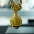 Dettaglio del ciondolo da football americano dorato con strass su catena cubana - Solo pendente in oro (senza catena) / Oro