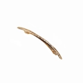 Goldene minimalistische lange Haarspange mit gehämmerter Metallstruktur auf weißem Grund - Gold