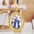Gros plan d'un collier pendentif ovale doré avec image de la Vierge Marie et détails - Style 3 (p2657)