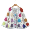 Handgefertigte Boho-Häkeljacke mit bunten Blumenmustern und rustikalem Holzbügel - Einheitsgröße / Weiß