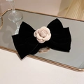 Elegante pinza de terciopelo negro con flor de camelia blanca sobre una bandeja de espejo - Pinza De Resorte De Flor De Tela / Pinza De Resorte Con Lazo De Camelia De Terciopelo Negro