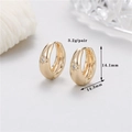 Detalle de pendientes de aro dorados con estrellas y medidas 14,1mm y peso de 3,2g - H-6913 Huggie Estrella Dorada