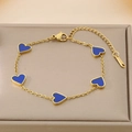 Detalle de la pulsera de acero inoxidable dorado con cinco corazones de esmalte azul - Azul (KB187175-BI)