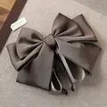 Elegante pinza de banana con lazo grande marrón de seda para coletas y peinados de moño - Pinza de Banana / Caqui Marrón