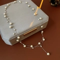 Détail d'un collier de perles double épaisseur avec chaîne argentée sur écrin - Argent-Gris