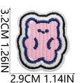 Vista dettagliata della toppa ricamata a orso rosa con dimensioni di 3.2x2.9cm - Design Orso Rosa
