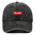 Dettaglio del ricamo Hustle bianco su toppa rossa su cappello da baseball in denim nero - Taglia unica / Nero