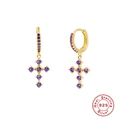 Dettaglio di orecchini a cerchio in argento 925 con pendenti a croce in zircone viola - Oro-Zircone Viola