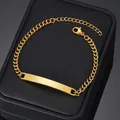 Makroaufnahme einer goldenen Panzerkette mit einer polierten gebogenen Gravurplatte - Panzerkette / Gold