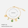 Detalle de pulsera de acero inoxidable bañada en oro de 18K con piedra verde y dije cepillado - Oro de 18K