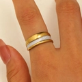 Bague dorée minimaliste avec incrustation d'émail blanc sur l'index d'une femme - Style Bicolore Blanc Minimaliste (8695)