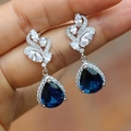 Boucles d'oreilles pendantes en zircon bleu poire avec détails de feuilles serties - Bleu