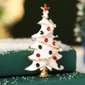 Broche sapin de Noël en émail blanc avec strass colorés et base dorée brillante - Sapin de Noël Blanc avec Strass