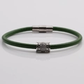 Dettaglio bracciale in pelle intrecciata verde con chiusura magnetica argento e zircone - Verde Scuro/Argento