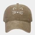 Detalle del bordado de gato blanco en la gorra de béisbol de algodón lavado vintage - Ajustable / Caqui